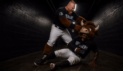 PixVerse_V6_Image_Text_540P_Der_Mann_steckt_ih.gif