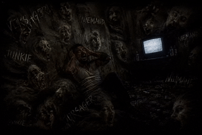 PixVerse_V6_Image_Text_540P_er_hört_die_stimme.gif