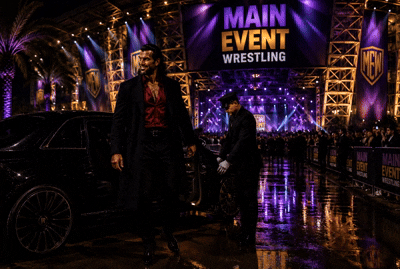 PixVerse_V6_Image_Text_540P_er_schaut_sich_das.gif