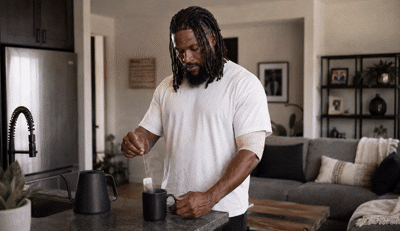 PixVerse_V6_Image_Text_540P_er_tropft_den_teeb.gif