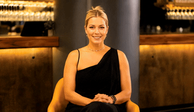 PixVerse_V6_Transition_540P_die_frau_begrüßt_d.gif