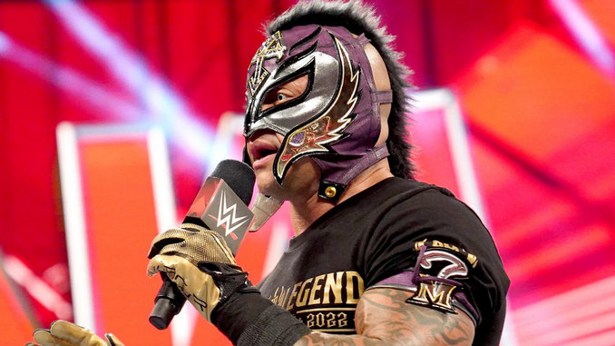 Rey-Mysterio-bei-Raw-im-Ring-am-Mikrofon.jpg