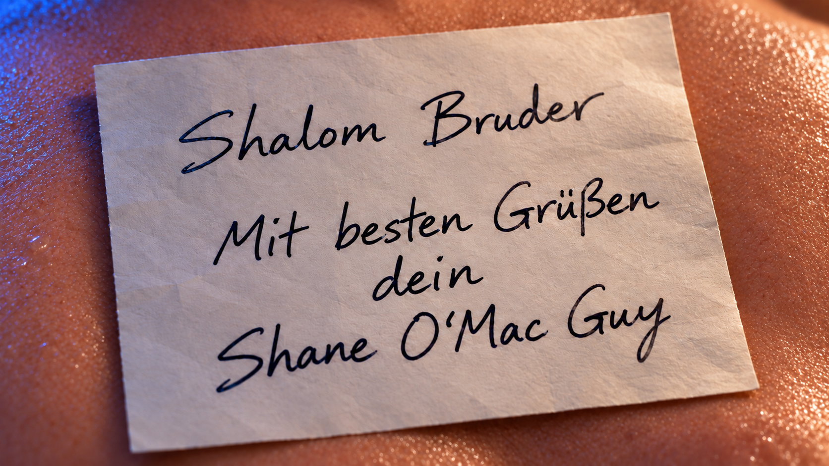 zettel auf brust fokus.png