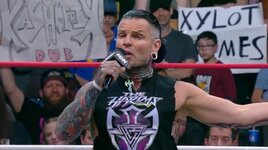 Jeff-Hardy-mit-einer-Mitteilung-fuer-die-Fans.jpg