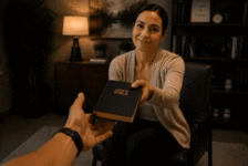 PixVerse_V6_Image_Text_540P_er_gibt_ihr_die_bi.gif