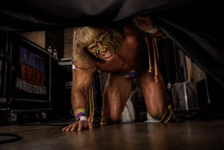 PixVerse_V6_Image_Text_540P_er_durchsucht_unte.gif