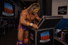 PixVerse_V6_Image_Text_540P_er_durchwühlt_in_d.gif