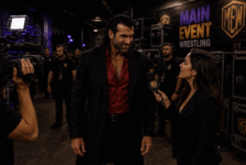 PixVerse_V6_Image_Text_540P_die_frau_fragt_den.gif