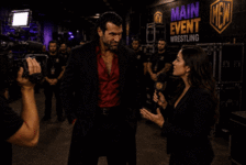 PixVerse_V6_Image_Text_540P_die_frau_fragt_den (1).gif