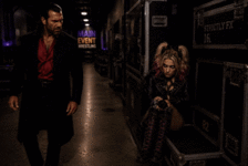 PixVerse_V6_Image_Text_540P_der_Mann_bleibt_st.gif