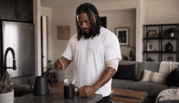 PixVerse_V6_Image_Text_540P_er_tropft_den_teeb.gif