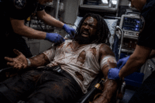 PixVerse_V6_Image_Text_540P_Der_Mann_hat_schme.gif