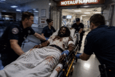 PixVerse_V6_Image_Text_540P_Die_Arzte_schieben.gif