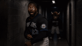 PixVerse_V6_Image_Text_360P_Der_Mann_hat_angst_1.gif