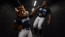 PixVerse_V6_Image_Text_540P_Das_Maskottchen_Sc.gif
