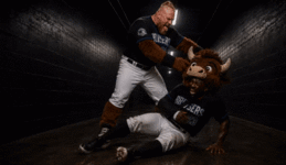 PixVerse_V6_Image_Text_540P_Der_Mann_steckt_ih.gif