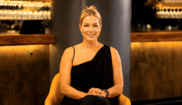 PixVerse_V6_Transition_540P_die_frau_begrüßt_d.gif